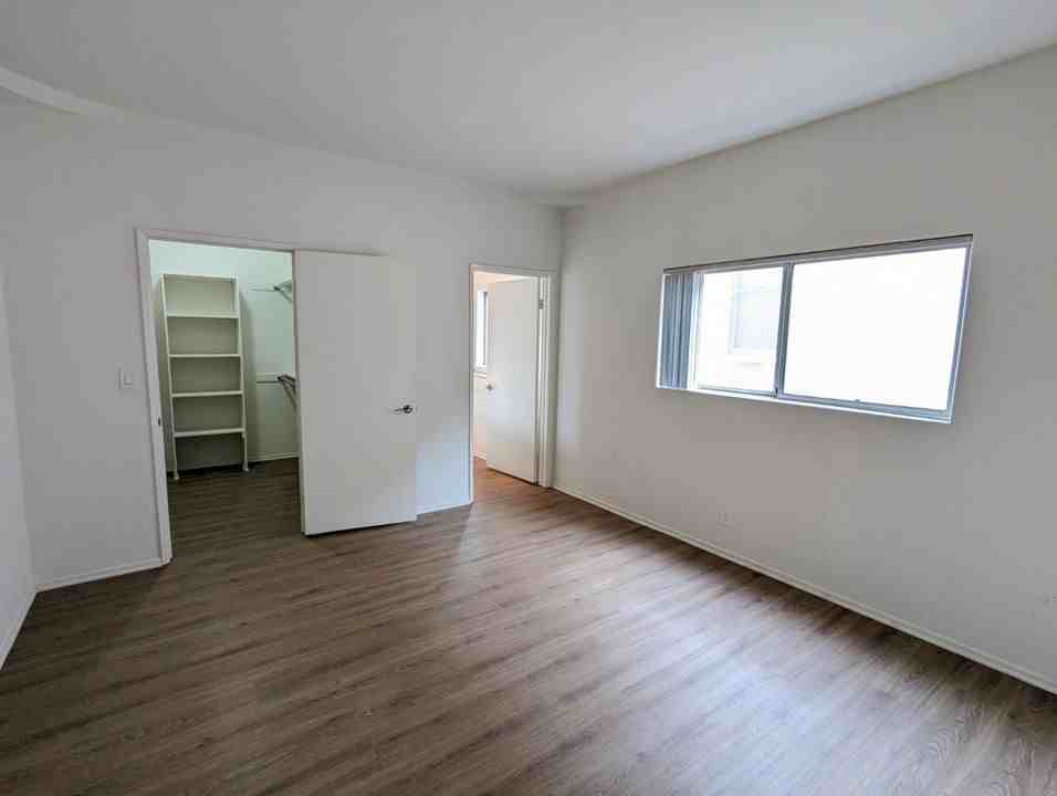 912 N Croft Ave - Photo 3 of 50