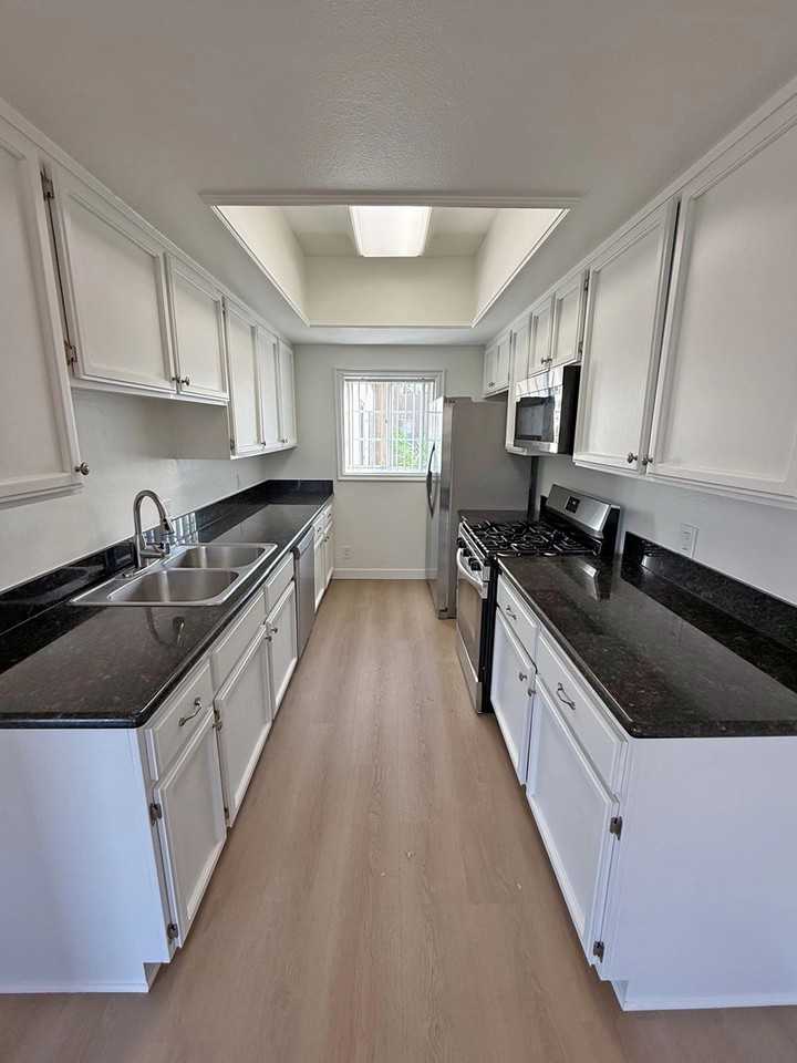 912 N Croft Ave - Photo 5 of 50