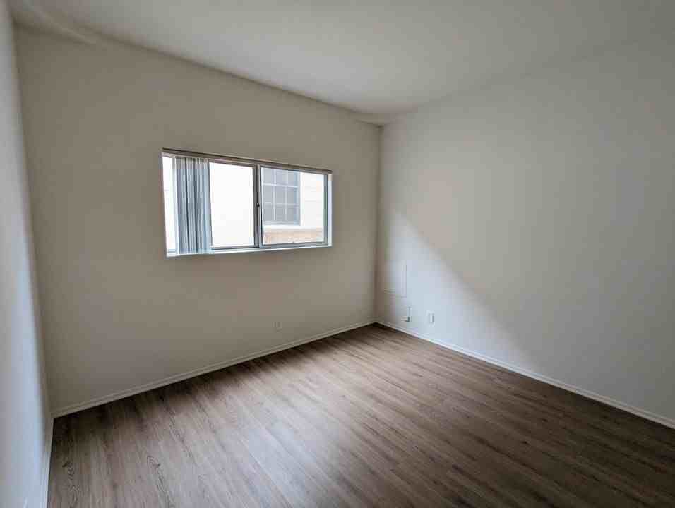 912 N Croft Ave - Photo 7 of 50