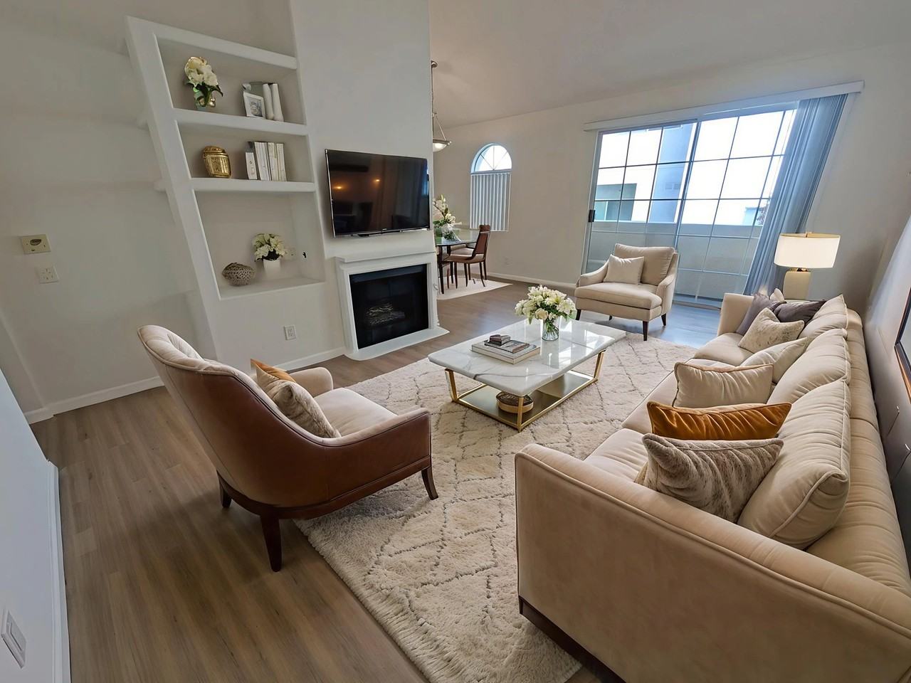 922 N Croft Ave - Photo 5 of 44