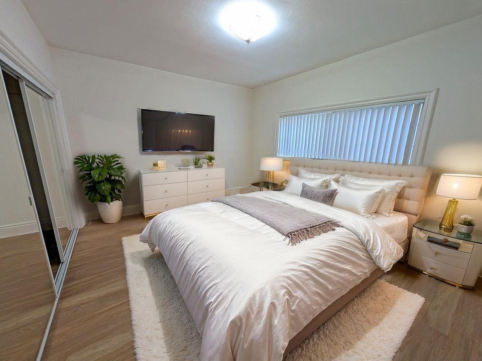 922 N Croft Ave - Photo 7 of 44