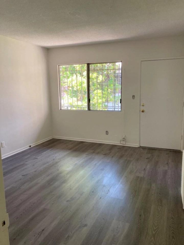 1521 Beloit Avenue, - Photo 4 of 50