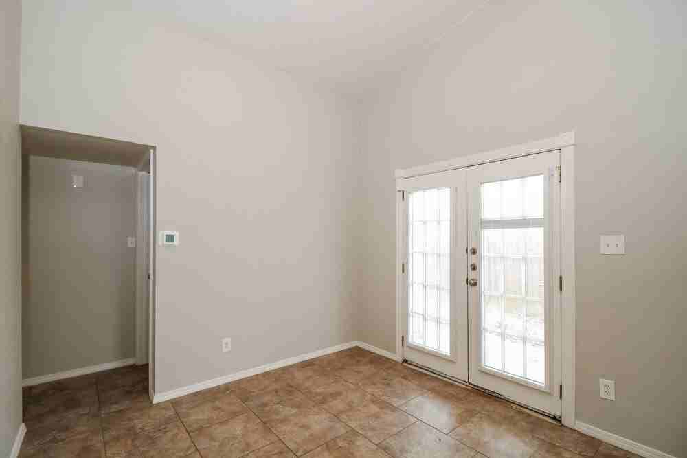 5609 Powers St - Photo 7 of 16