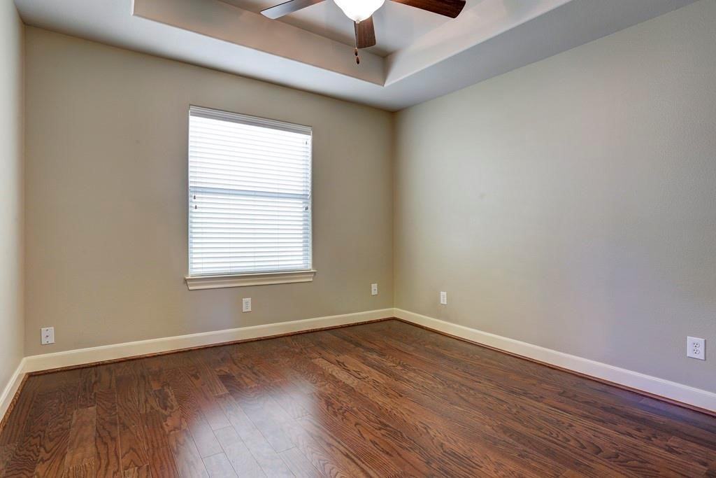 923 Birdsall St #923 - Photo 4 of 21