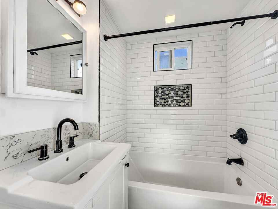 2717 S Harvard Blvd #2717 - Photo 3 of 17