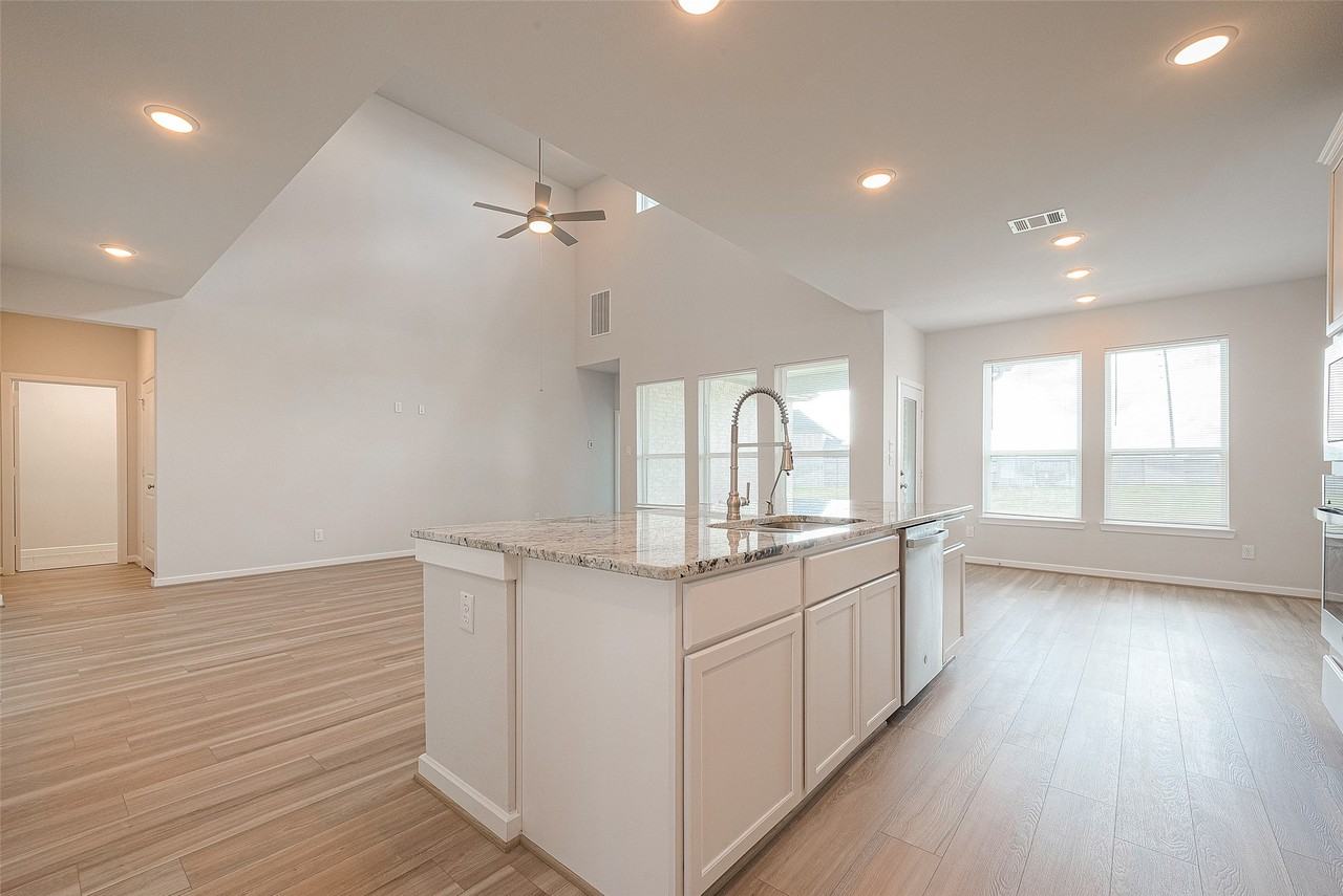 18119 Grasshomle Ct #18119 - Photo 5 of 37