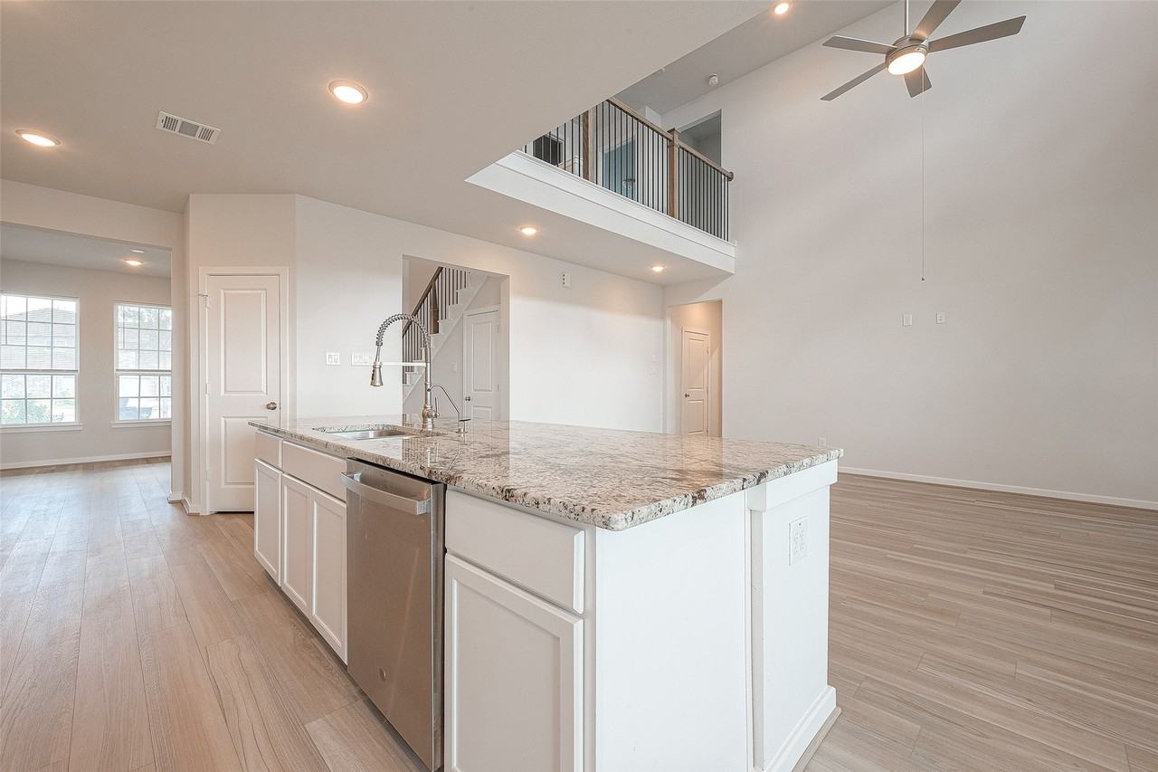 18119 Grasshomle Ct #18119 - Photo 6 of 37