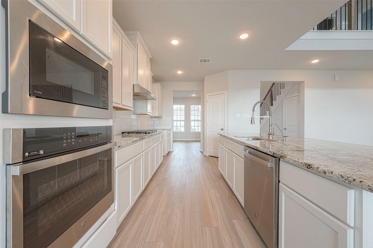 18119 Grasshomle Ct #18119 - Photo 7 of 37