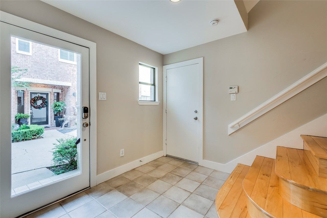 609 Lester St #609 - Photo 3 of 31