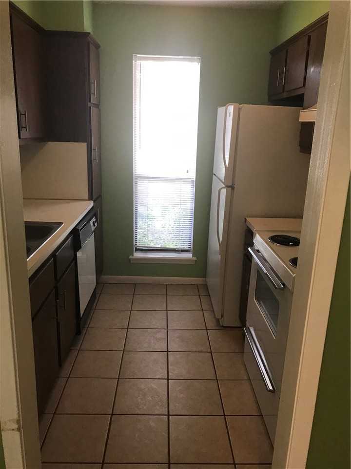 410 Brentwood Dr E #410 - Photo 3 of 14