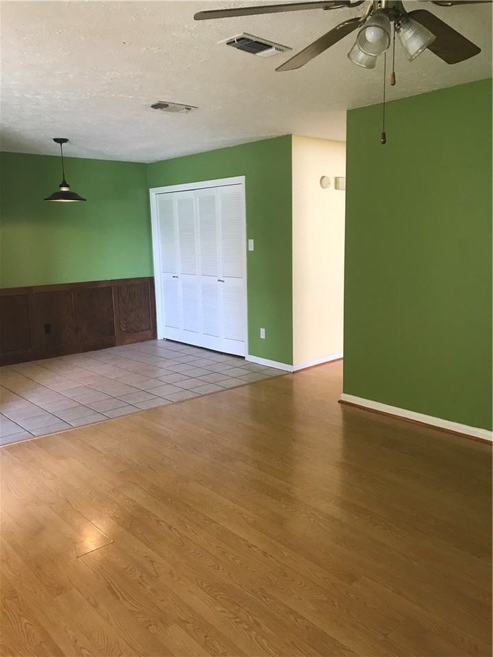 410 Brentwood Dr E #410 - Photo 4 of 14