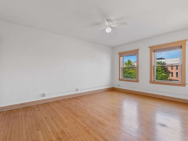 2217 W Wisconsin Ave #06 - Photo 2 of 8