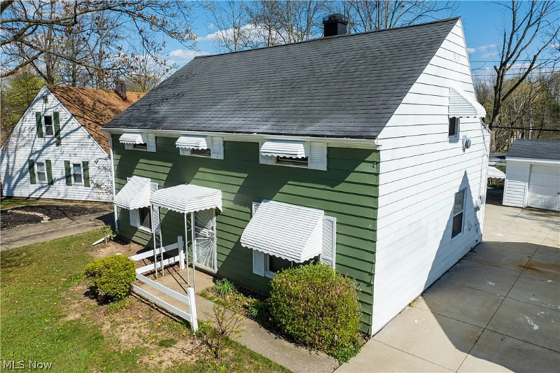 19802 Meadowlark Ln - Photo 2 of 8