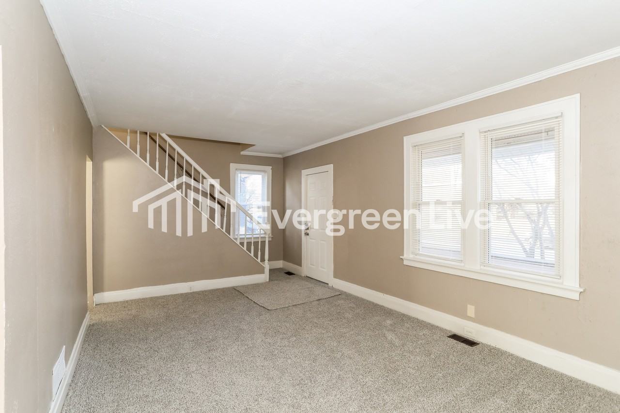 3213 Phoenix Ave - Photo 3 of 15