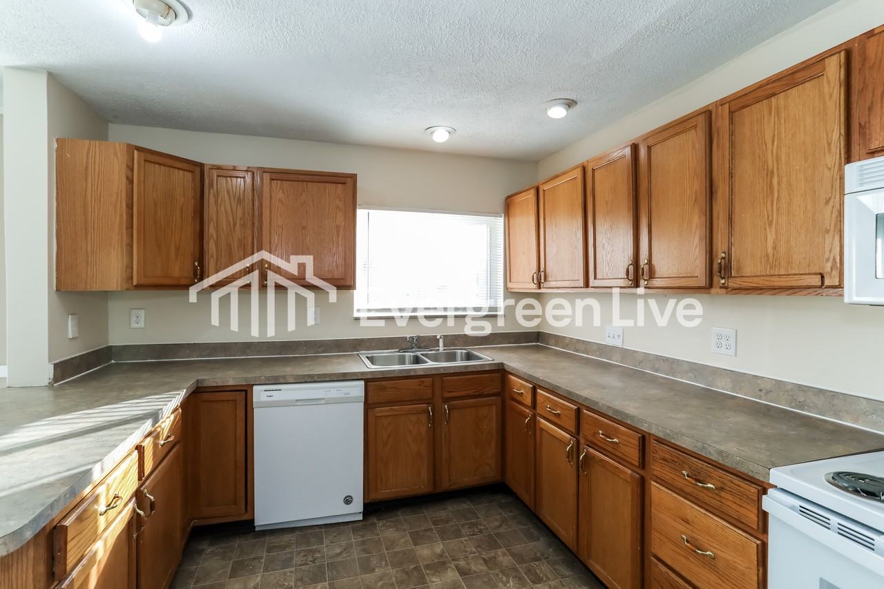 3213 Phoenix Ave - Photo 5 of 15