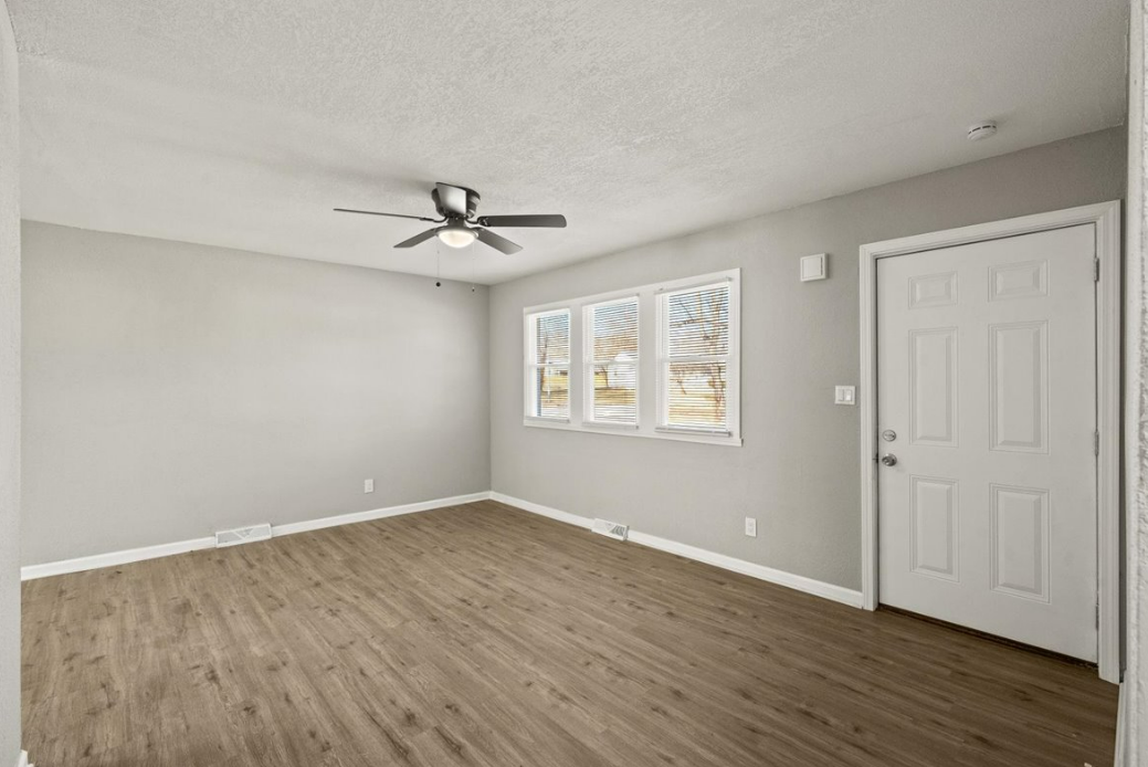 8703 E 114th St - Photo 2 of 11