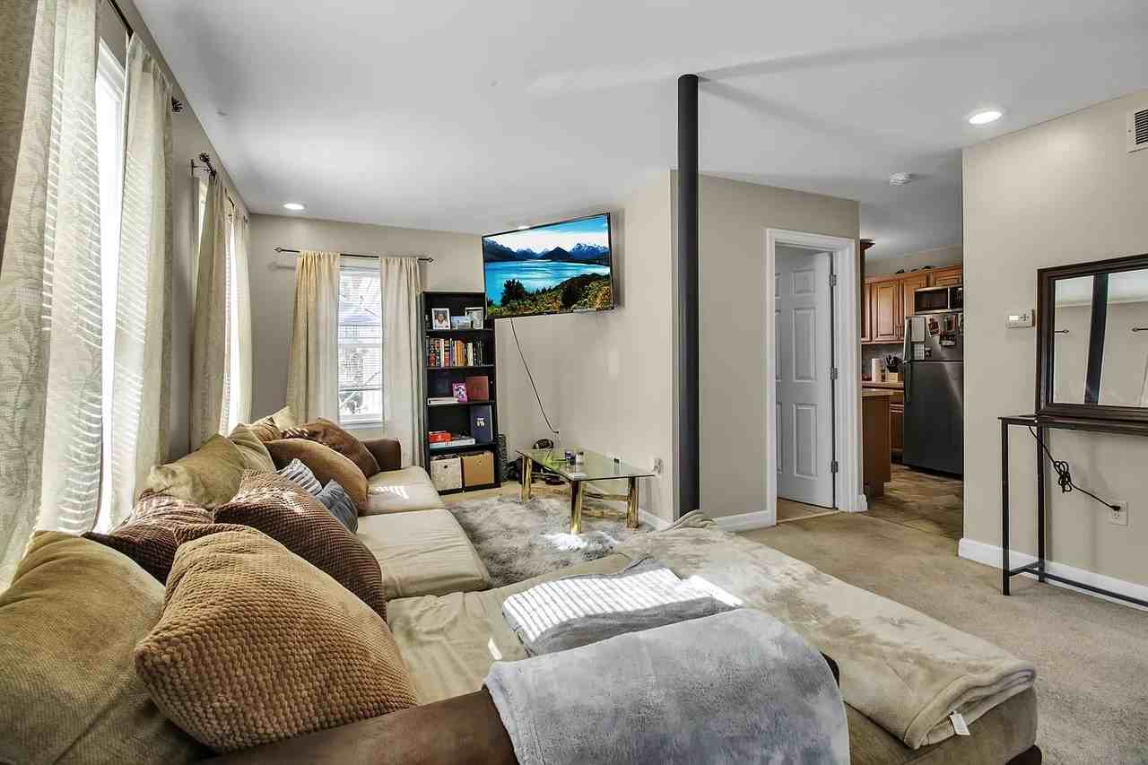 364 Hudson St - Photo 2 of 7