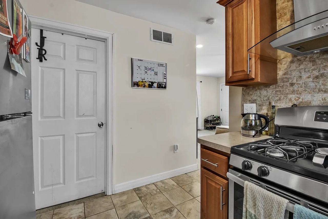 364 Hudson St - Photo 4 of 7