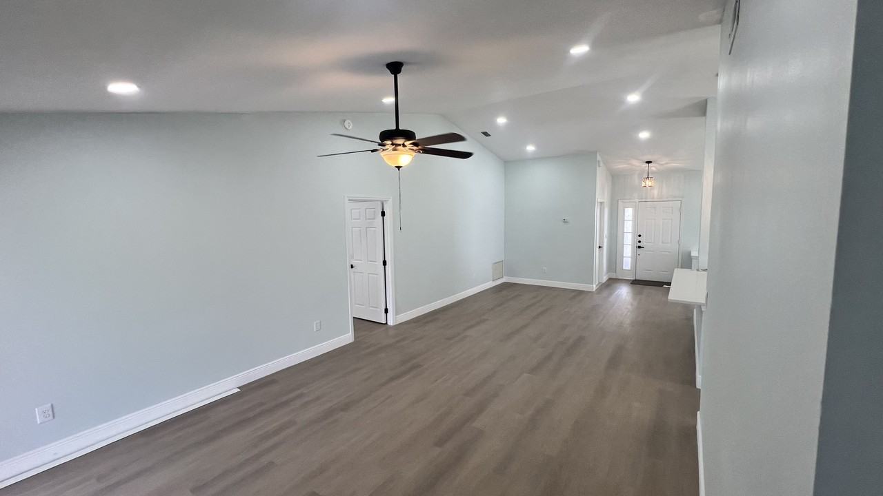 567 Queensbridge Dr #NA - Photo 6 of 30