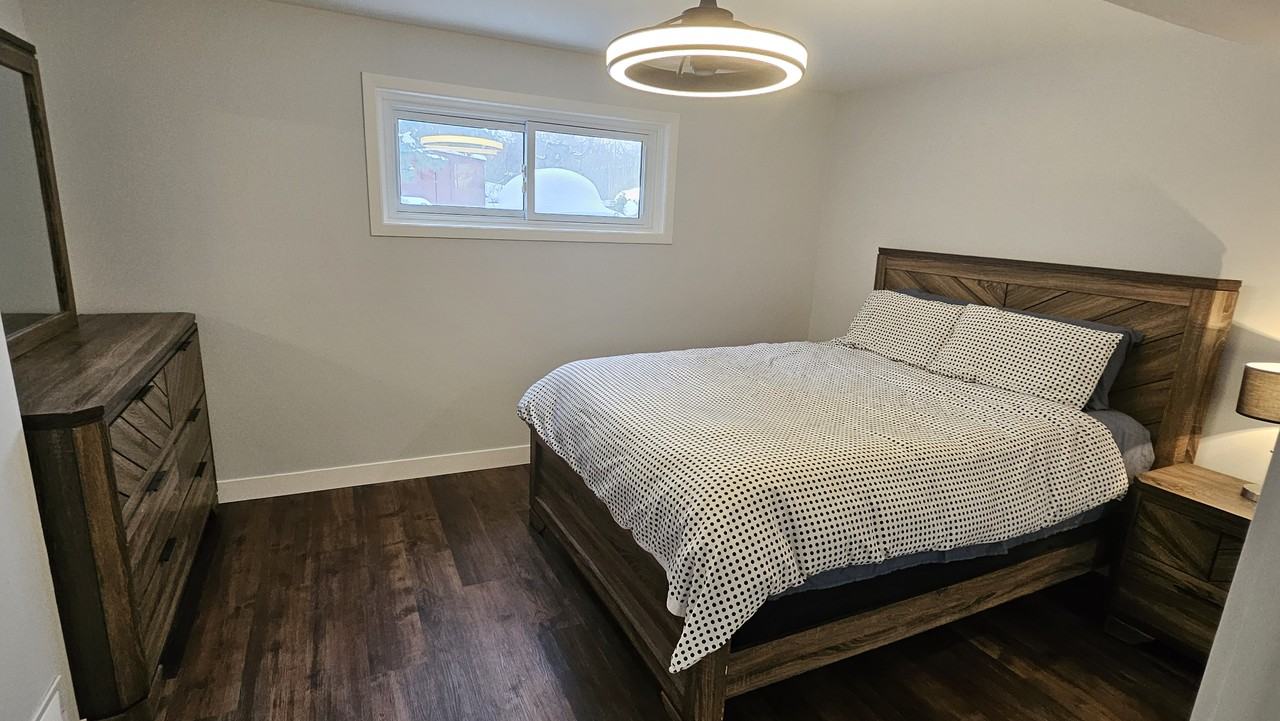 450 Three Valleys Crescent - Photo 5 of 11