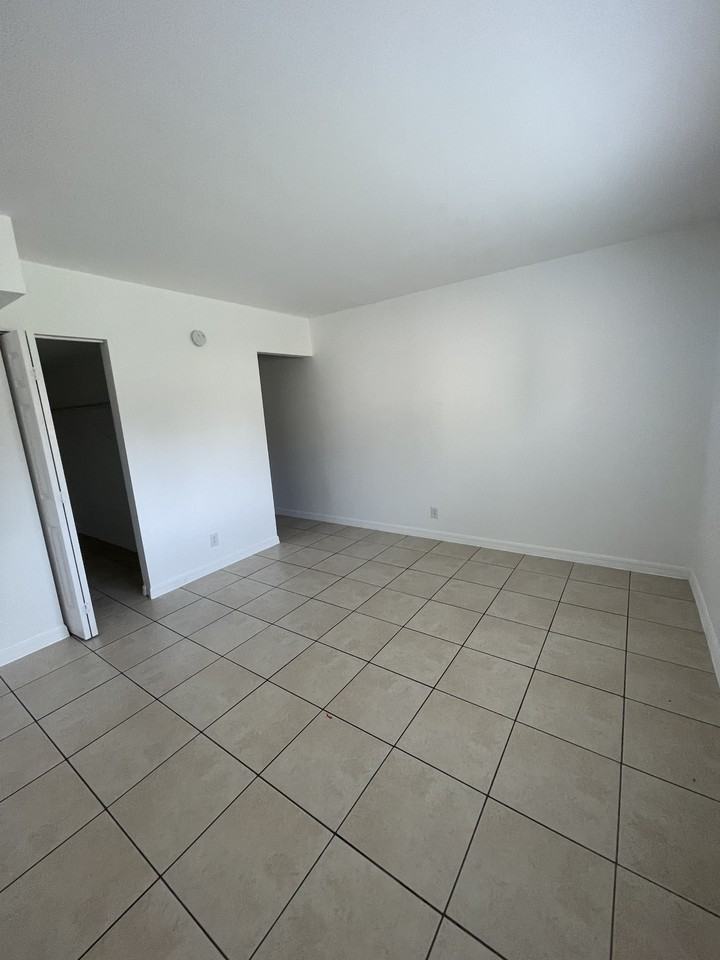 2926 Nw 55th Ave Apt 1b #1B - Photo 3 of 11