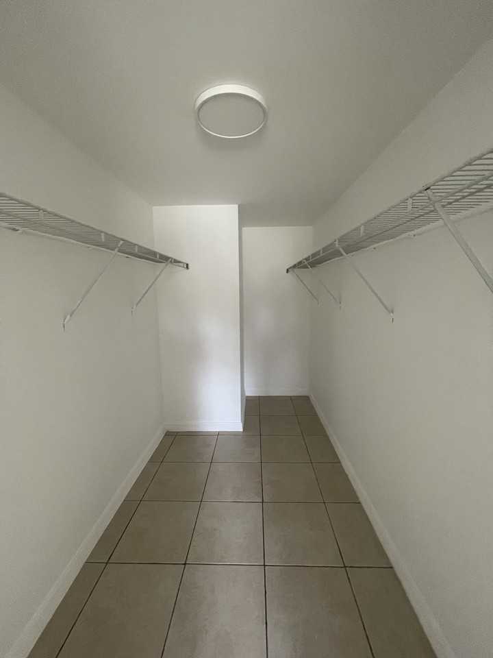 2926 Nw 55th Ave Apt 1b #1B - Photo 4 of 11
