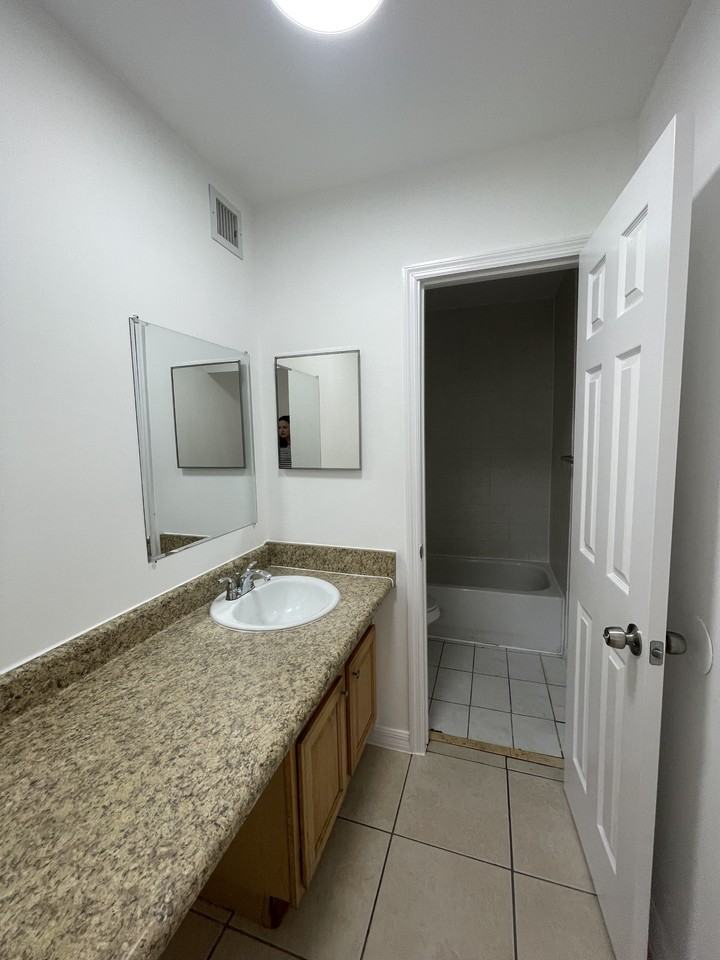 2926 Nw 55th Ave Apt 1b #1B - Photo 5 of 11