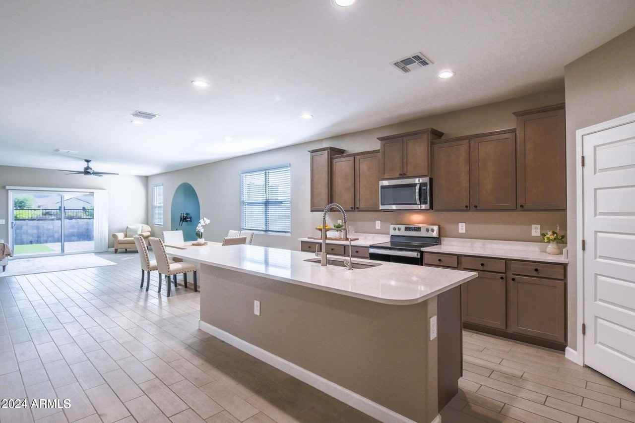 10619 S 54th Dr - Photo 4 of 14