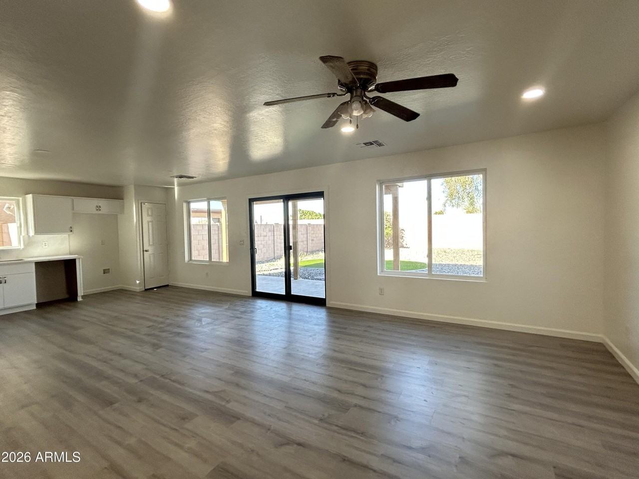 10542 W Alvarado Rd - Photo 4 of 29