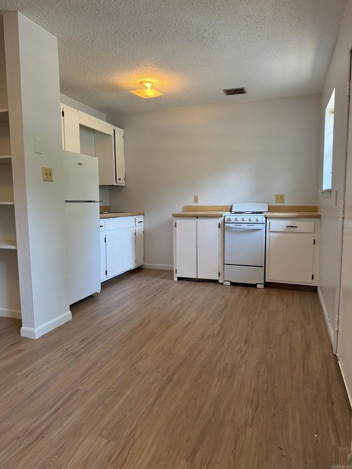 2600 S Beech St - Photo 5 of 6