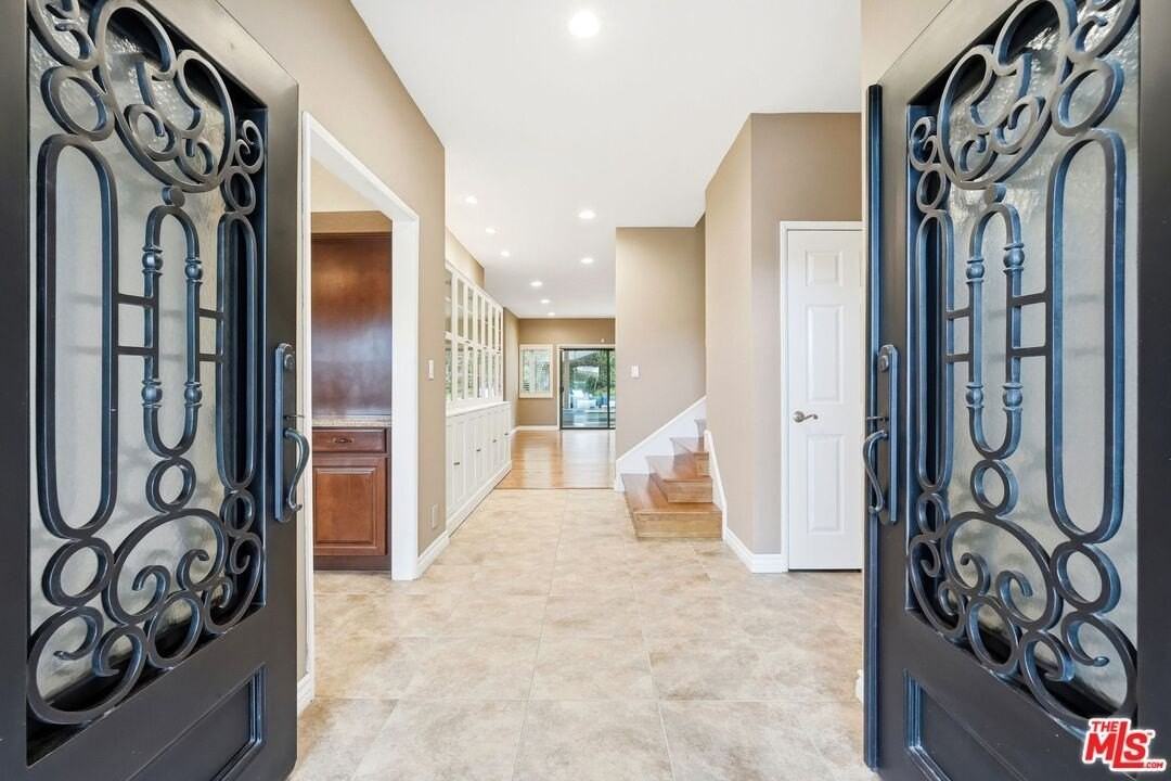 6505 Beachview Dr - Photo 3 of 34