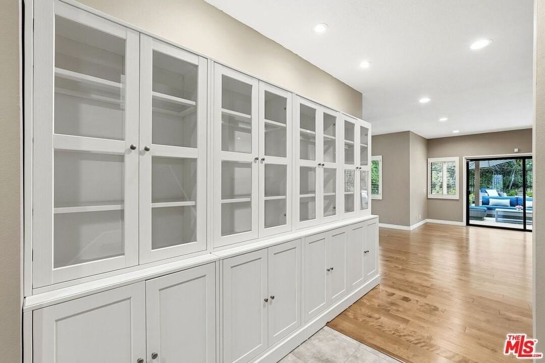 6505 Beachview Dr - Photo 4 of 34