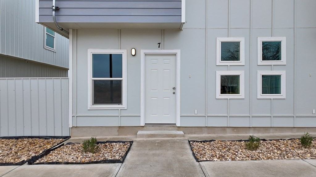 416 J R Rodriguez Cir - Photo 2 of 26