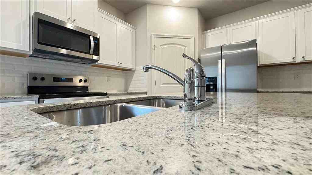 405 Stoneybrook Dr - Photo 7 of 50