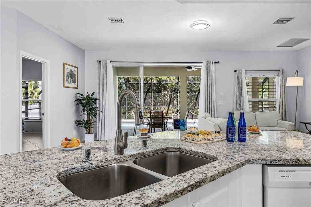 2649 Sw 32nd St - Photo 7 of 33