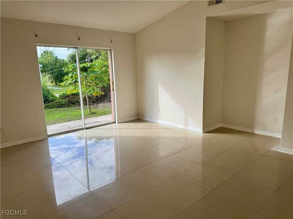 10743 Robinson St - Photo 5 of 11