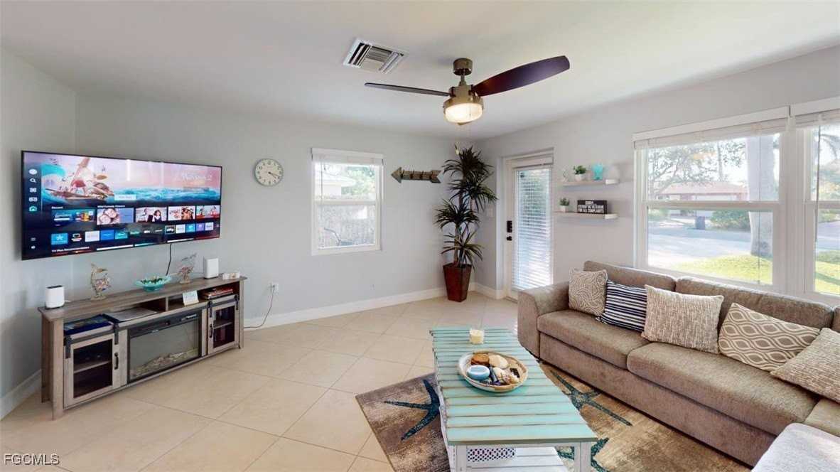 560 E Valley Dr - Photo 3 of 19