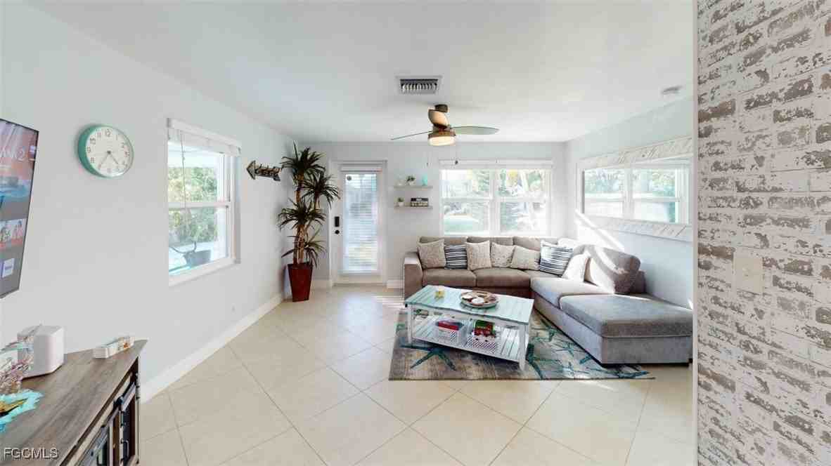 560 E Valley Dr - Photo 4 of 19