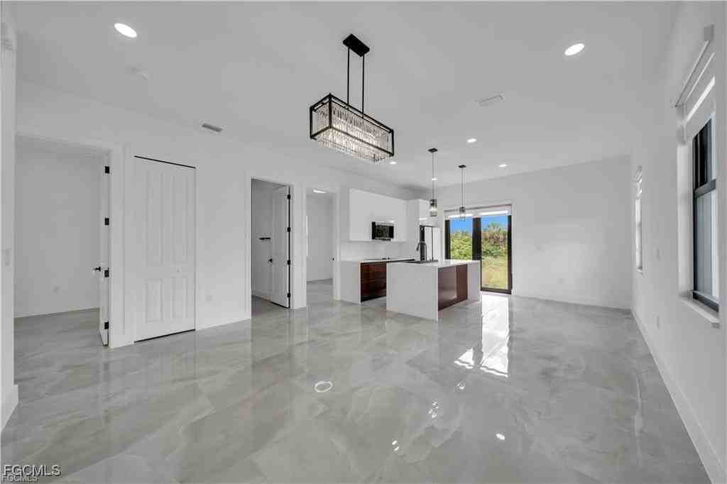 713 Roma Ave S - Photo 5 of 38