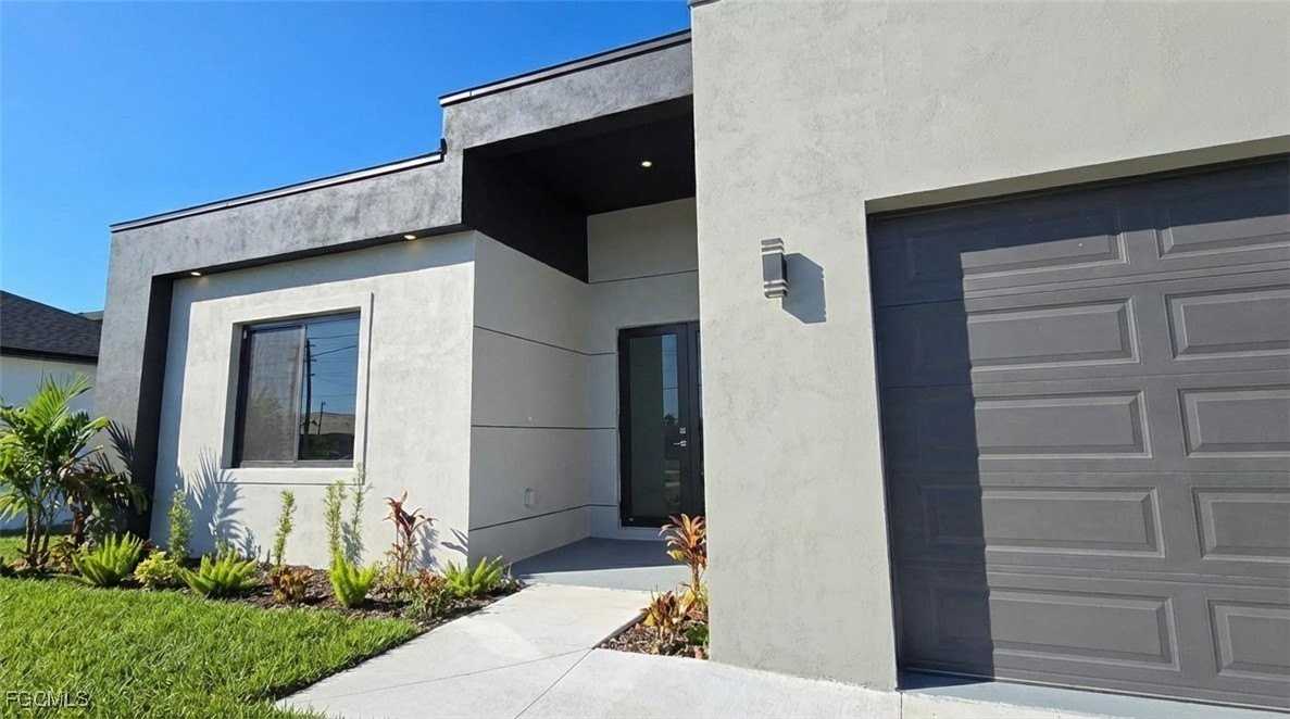 1027 Kismet Pkwy W - Photo 2 of 32