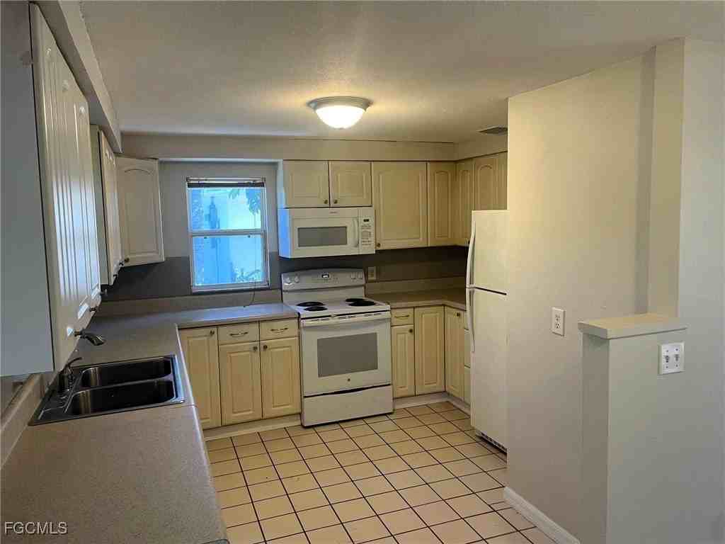 2173 Barry Dr - Photo 4 of 9