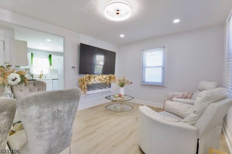 327 Roosevelt Ln - Photo 4 of 15