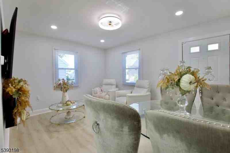 327 Roosevelt Ln - Photo 5 of 15