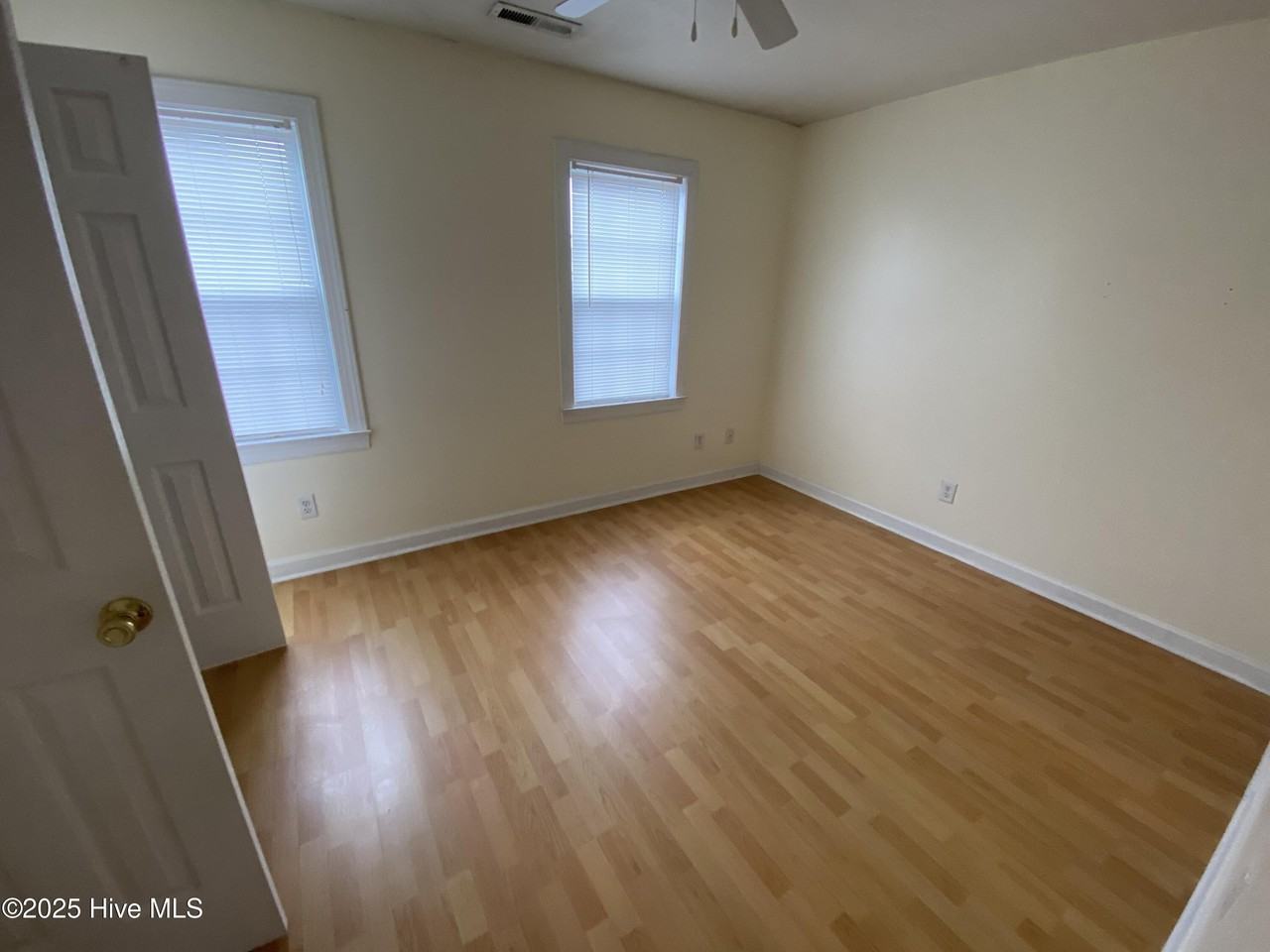 202 Streamwood Dr - Photo 4 of 6