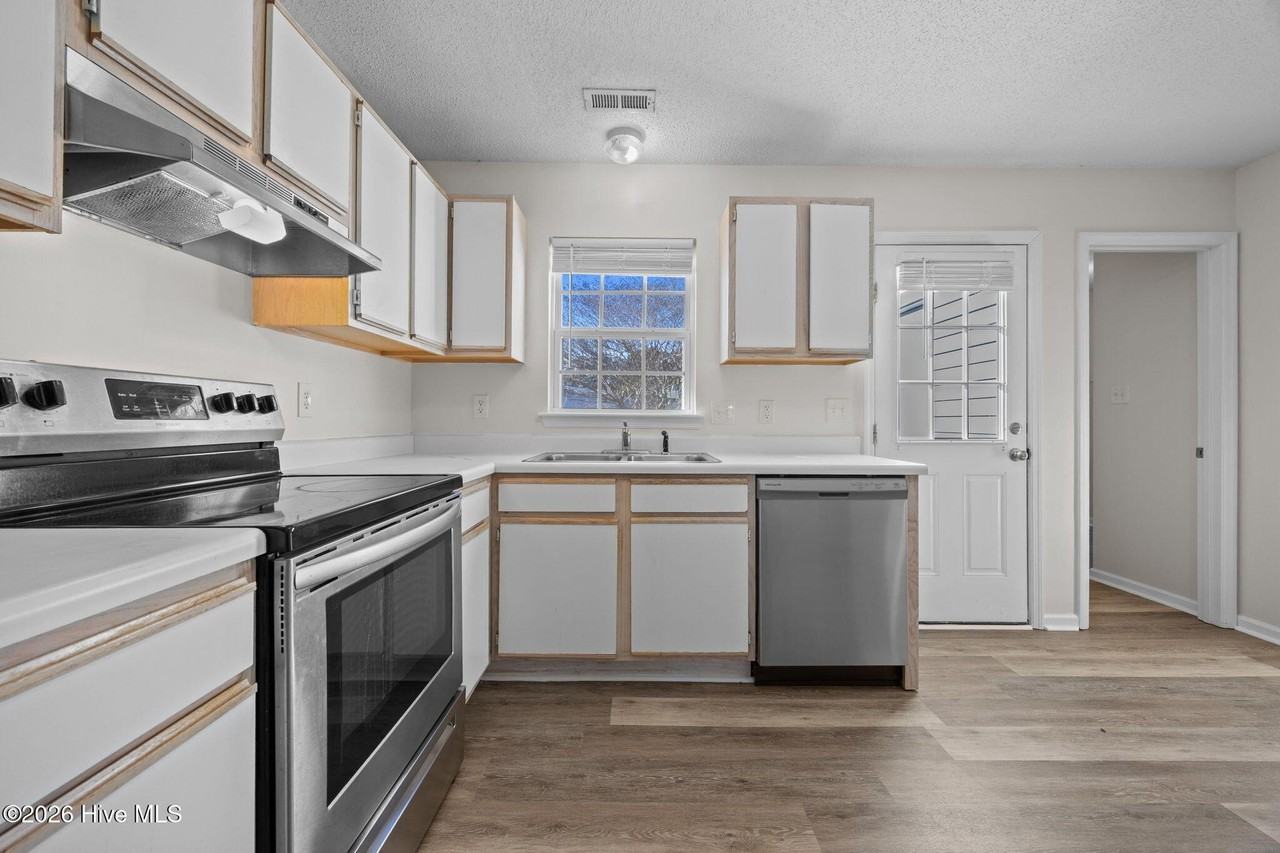 559 Corbin St - Photo 5 of 22