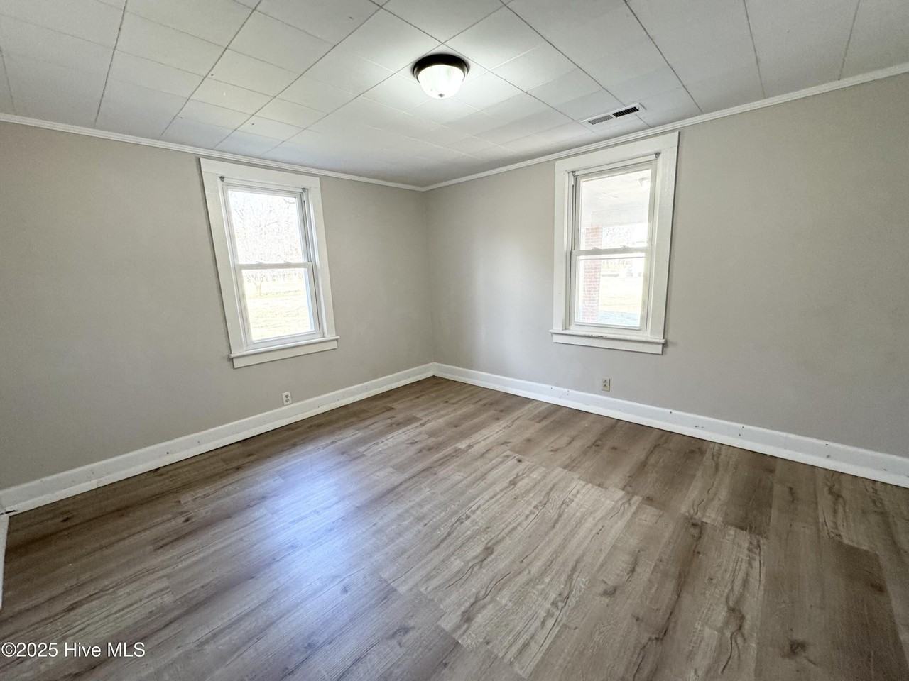 1005 Parsonage St - Photo 2 of 7