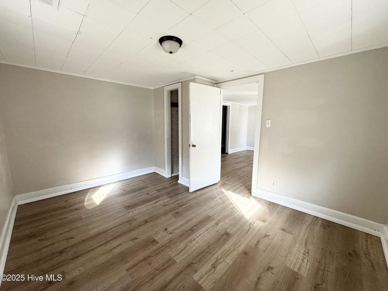 1005 Parsonage St - Photo 3 of 7