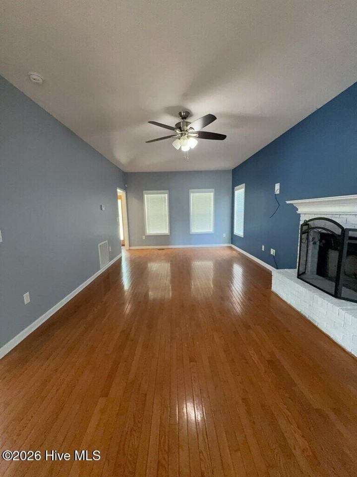 151 Bayshore Dr - Photo 2 of 14