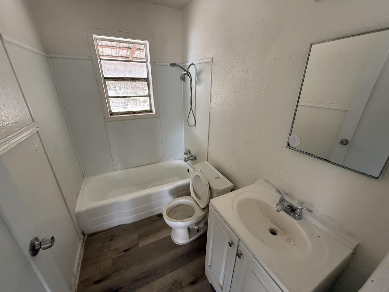 2806 E 30th St - Photo 5 of 7