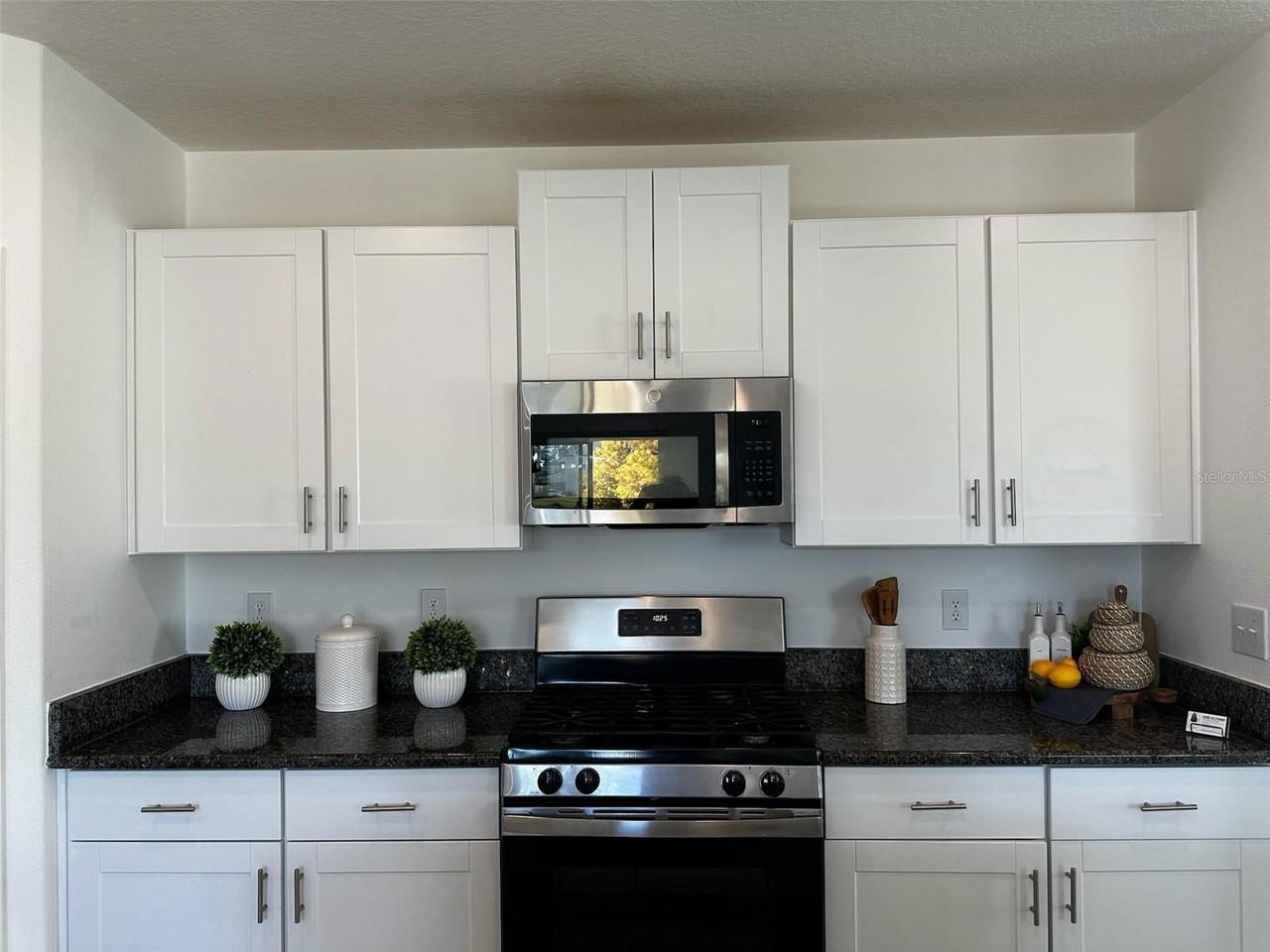 5213 Dandelion St - Photo 3 of 8